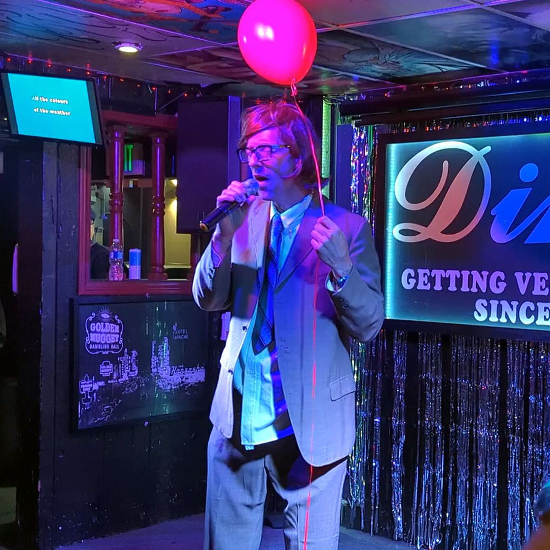 El vídeo viral de Chris Martin cantando disfrazado en un karaoke, ¡irreconocible!