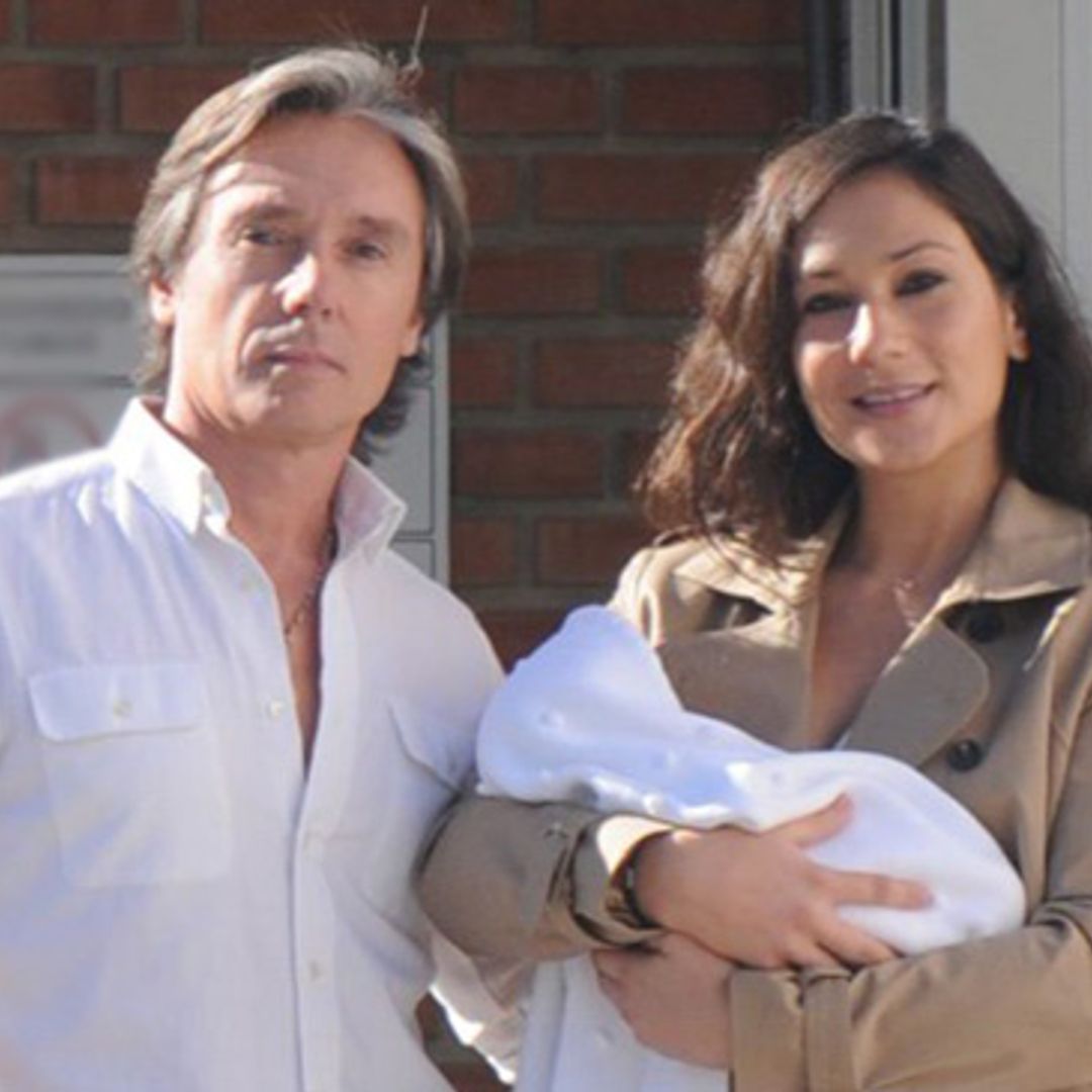Israel Bayón y Cristina Sainz abandonan el hospital con su hija Daniela en brazos