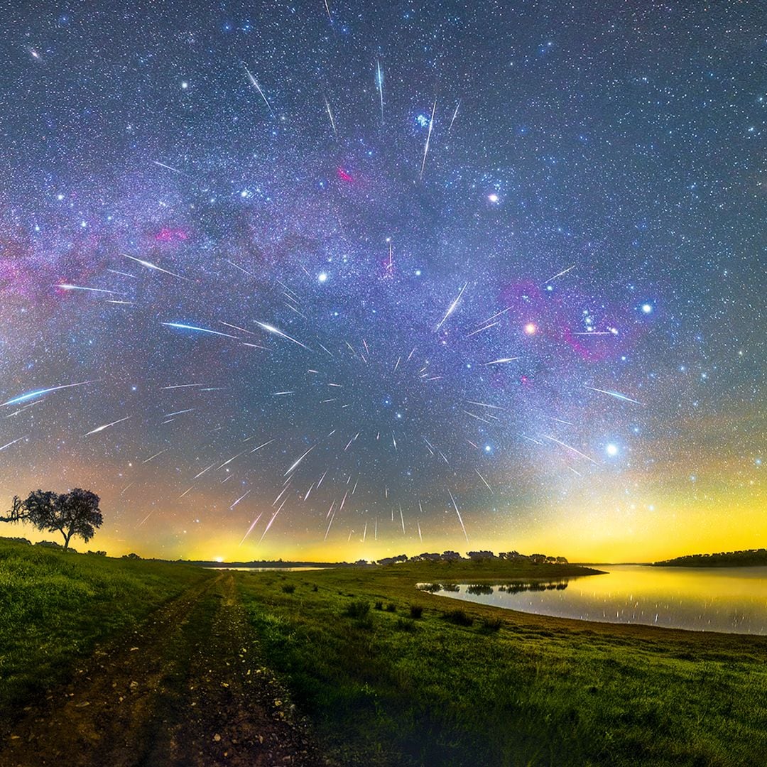 Lluvia de estrellas en el cielo oscuro de Alqueva, Alentejo, Portugal.