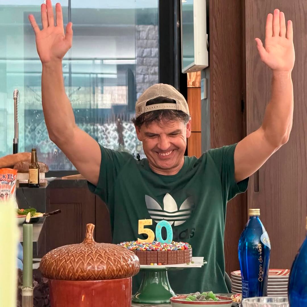 Así ha celebrado Fernando Morientes su 50 cumpleaños: barbacoa en casa y un apasionado beso con Vicky López