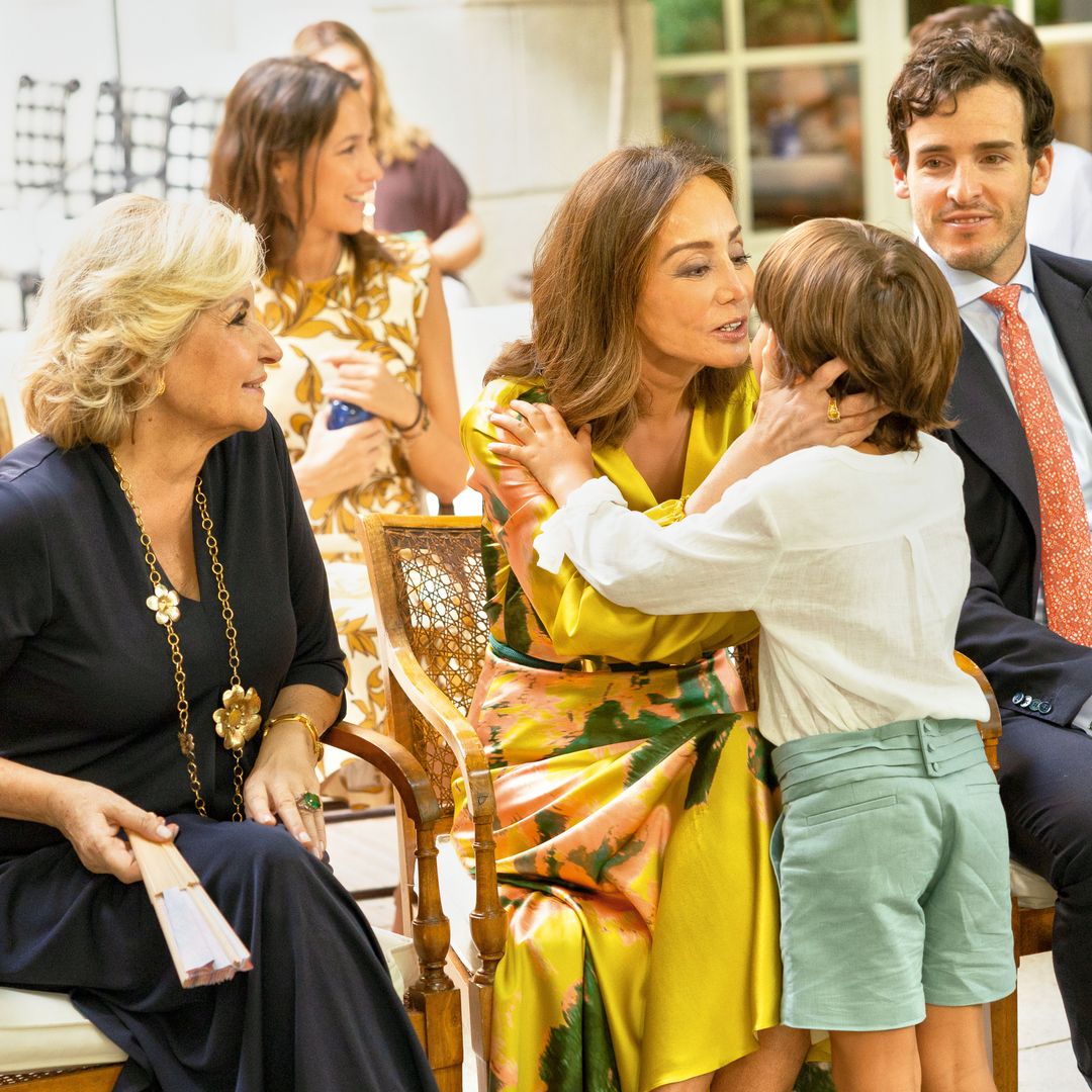 Isabel Preysler dándole un beso a su nieto