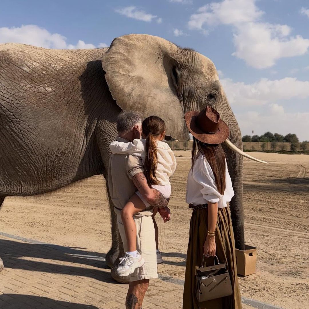 Blu Jerusalema convive con jirafas y elefantes en su más reciente aventura con sus padres