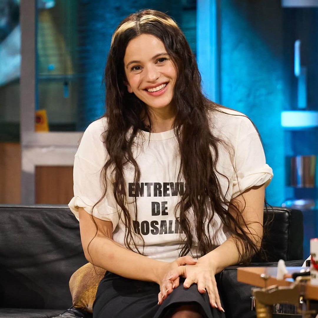 Una manicura para tocar el cielo: las uñas angelicales de Rosalía, al detalle