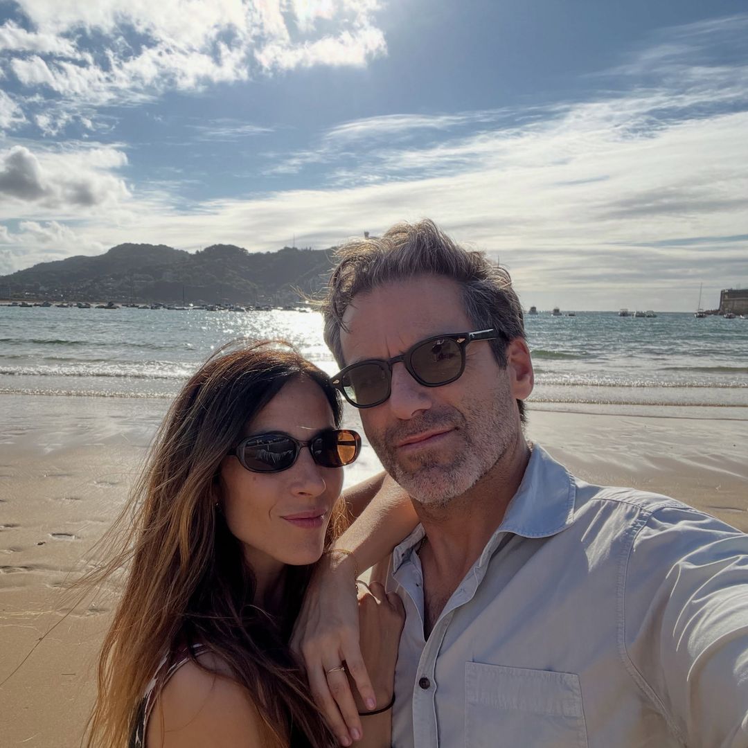 Un año después del golpe: el verano de gratitud de Borja Sémper y Bárbara Goenaga con sus hijos, entre el mar y la playa de San Sebastián