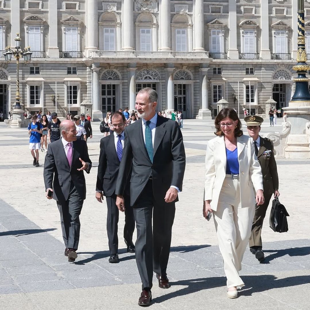 Las insólitas imágenes del rey Felipe VI saliendo del Palacio Real de Madrid como un turista más