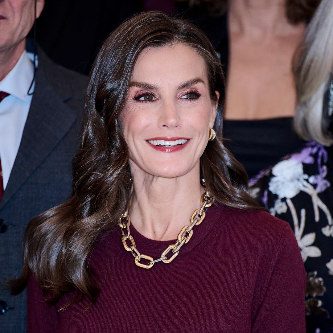 La reina Letizia apuesta por la joyería maximalista para el invierno