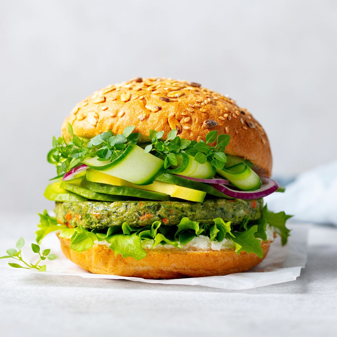 Cómo hacer hamburguesas vegetales caseras y comer de forma saludable sin renunciar al sabor