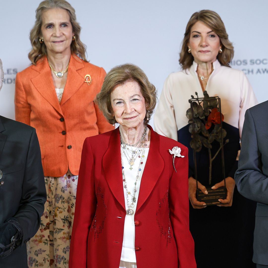La reina Sofía coincide con la infanta Elena en los premios de la Fundación Mapfre