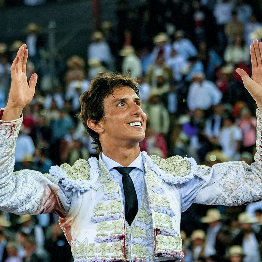 En la plaza de Acho, donde se encerró con seis toros, cortó tres orejas y salió a hombros