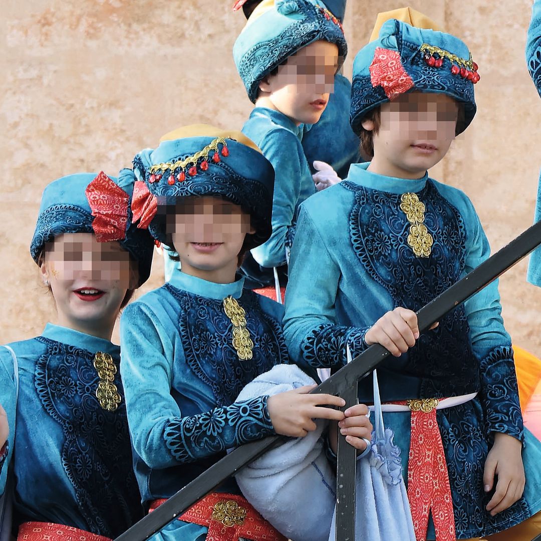 Olivia, Mateo y Nacho, los tres hijos de Amaia Salamanca y Rosauro Varo, vestidos de pajes