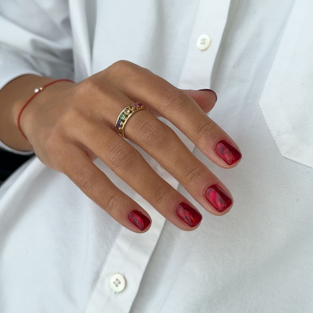 Uñas rojas elegantes: 12 diseños para cualquier ocasión