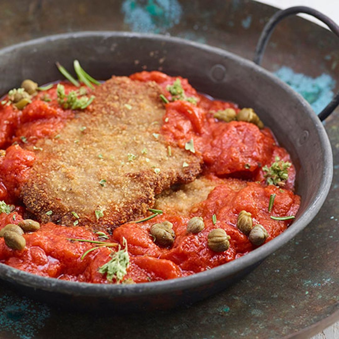 Escalopes de ternera con salsa de tomate, alcaparras y orégano