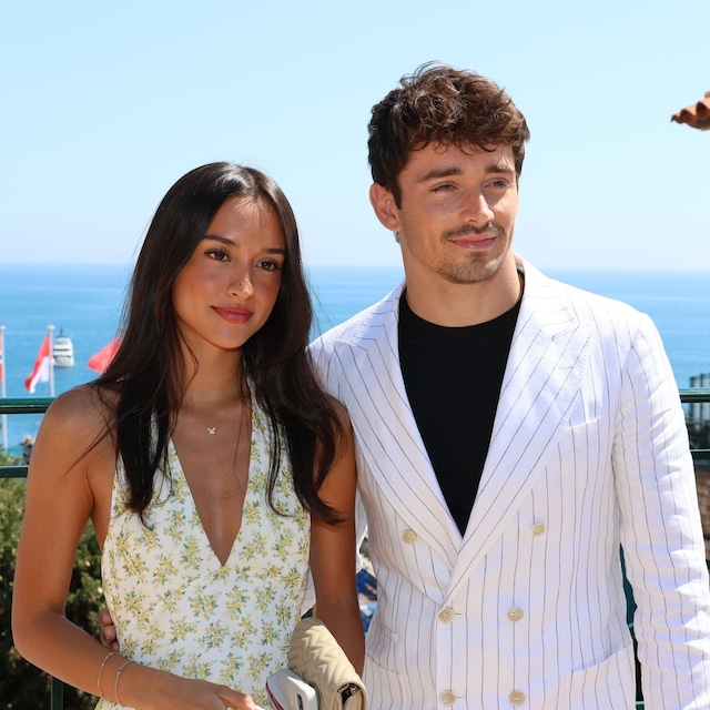 Plano medio de Alexandra Saint Mleux y Charles Leclerc en un evento