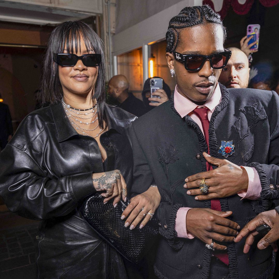 Rihanna vuelve al fleco en París y reafirma la tendencia que dominará 2026