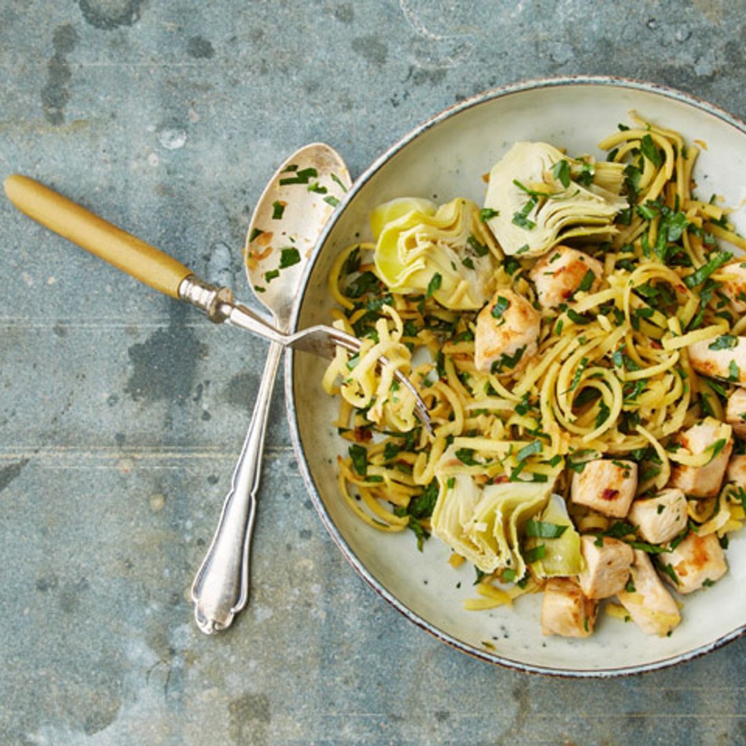 Espaguetis de chirivía con pollo y alcachofas