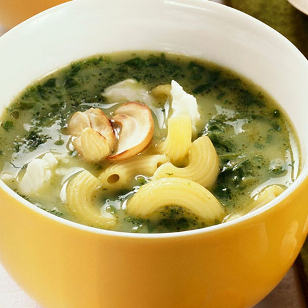 Sopa de espinacas con pasta, parmesano y anacardos