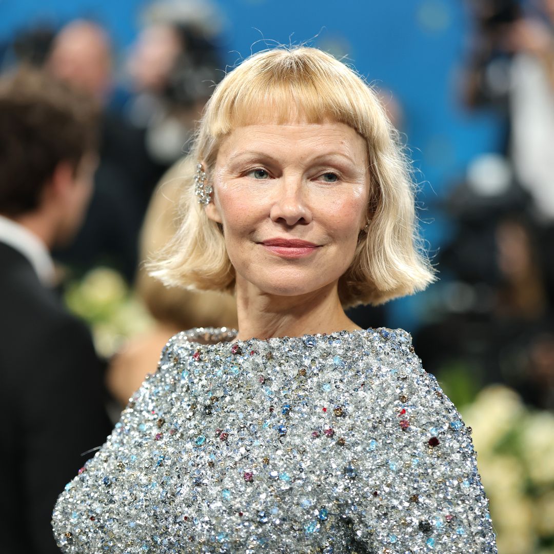 Del microflequillo de Pamela Anderson al look flamenco de Dua Lipa: los peinados más comentados