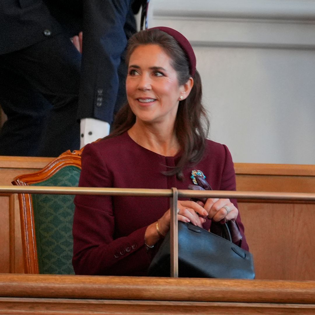 Mary de Dinamarca se marca un Kate Middleton con un traje péplum burdeos y el broche 'vintage' de 1964 para asistir a la apertura del Parlamento