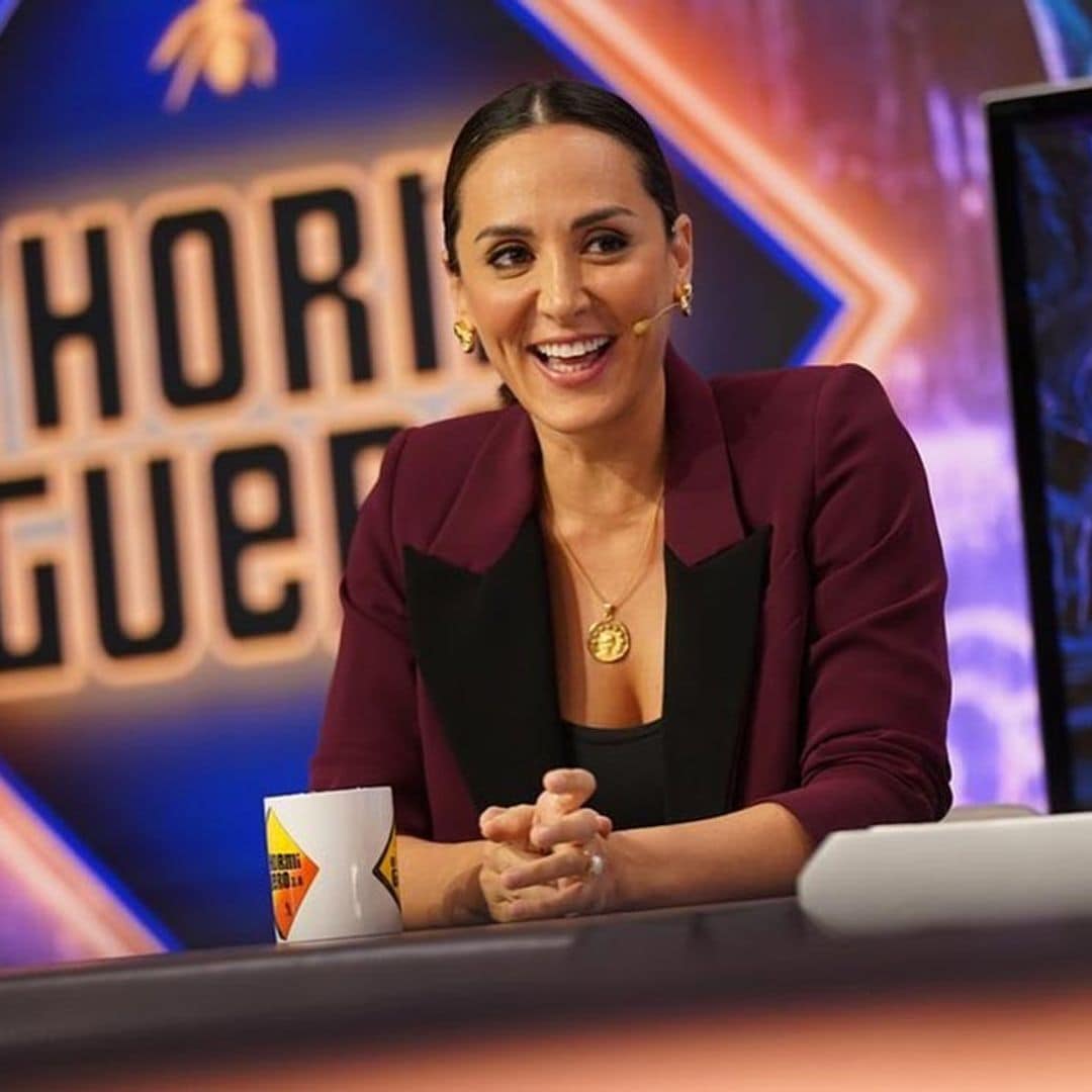 Tamara Falcó vuelve a televisión con el traje de otoño que puedes llevar del trabajo a una cena