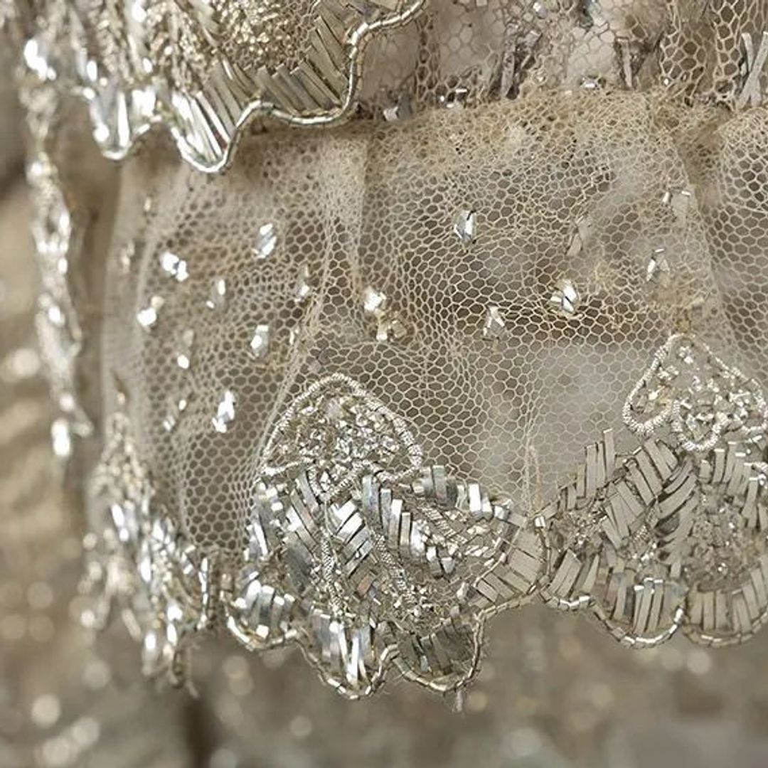 Detalles del vestido de novia plateado de la princesa Carlota de Gales
