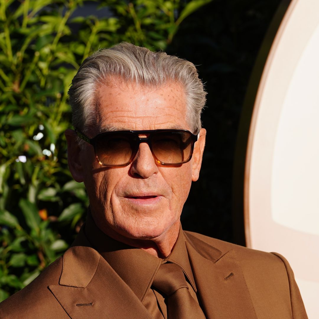 Pierce Brosnan posa orgulloso con su hijo Dylan, de 28 años y su nieta Isabella, de 26