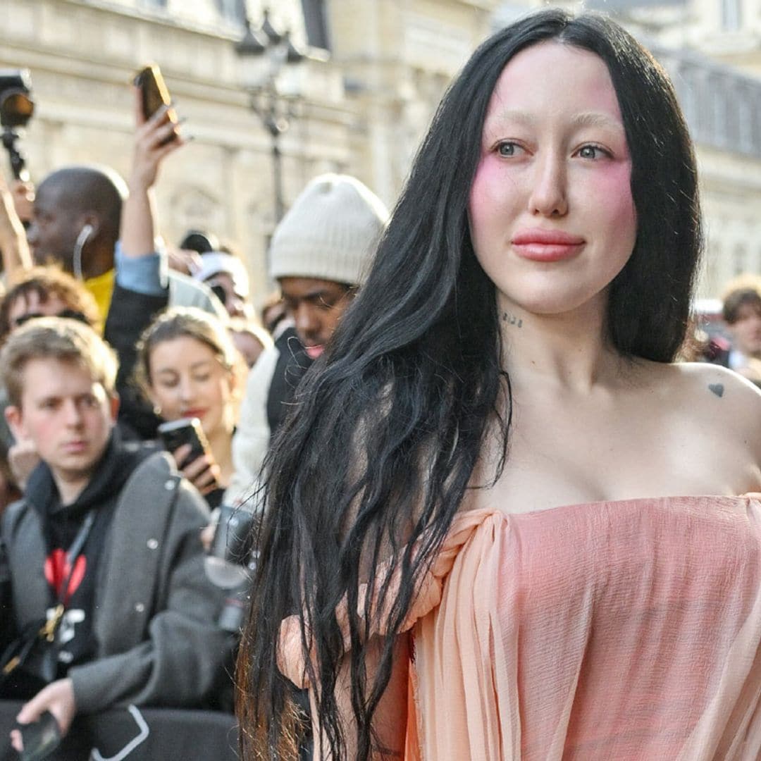 Noah, hermana de Miley Cyrus, impacta en París con sus looks más atrevidos (y polémicos)