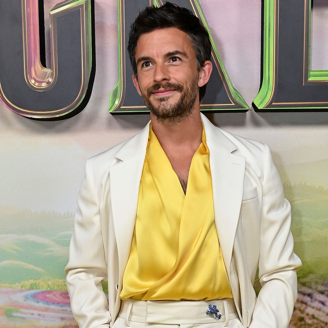 Jonathan Bailey confirma que las 'flip-flops' son el calzado estrella del verano