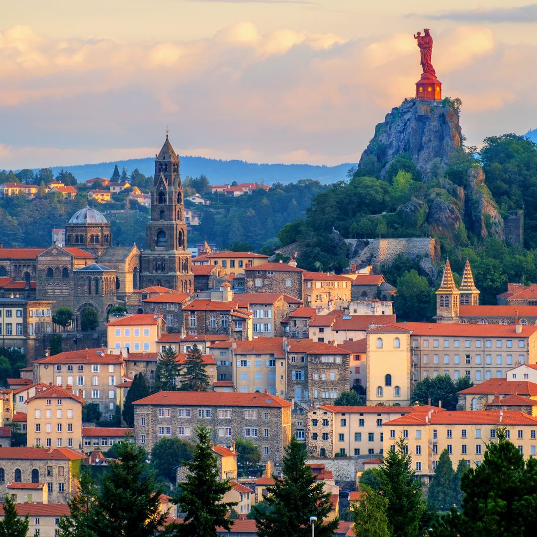 Panorámica del centro histórico de Le Puy-en-Velay, Francia