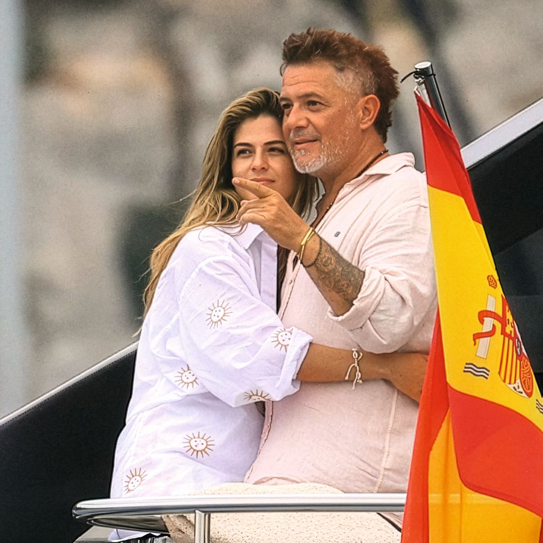 IMÁGENES EXCLUSIVAS. 20 años de diferencia y una química arrolladora: Alejandro Sanz y Stephanie Cayo no esconden su amor