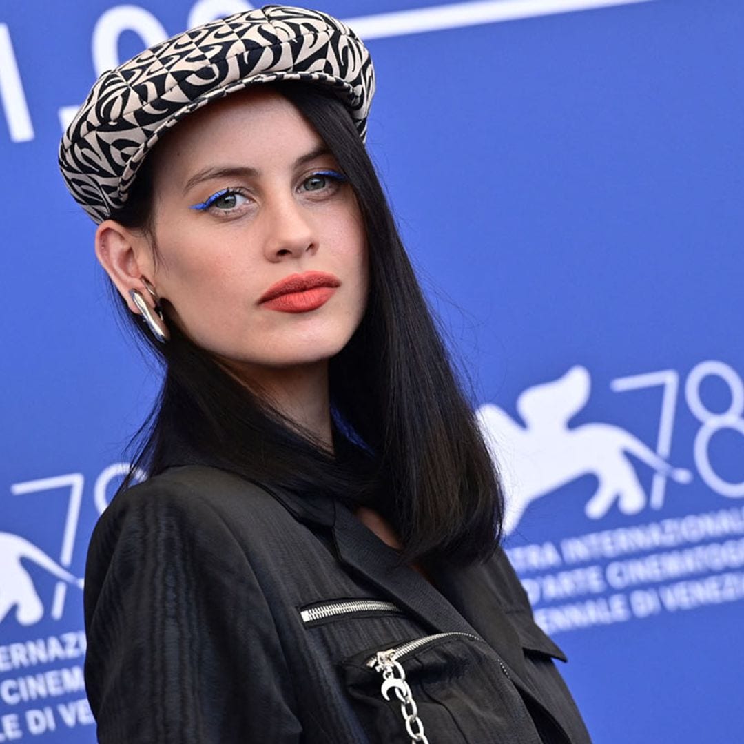 Moda 'vintage' y accesorios fantasía: los impactantes looks de Milena Smit en su debut en el Festival de Venecia