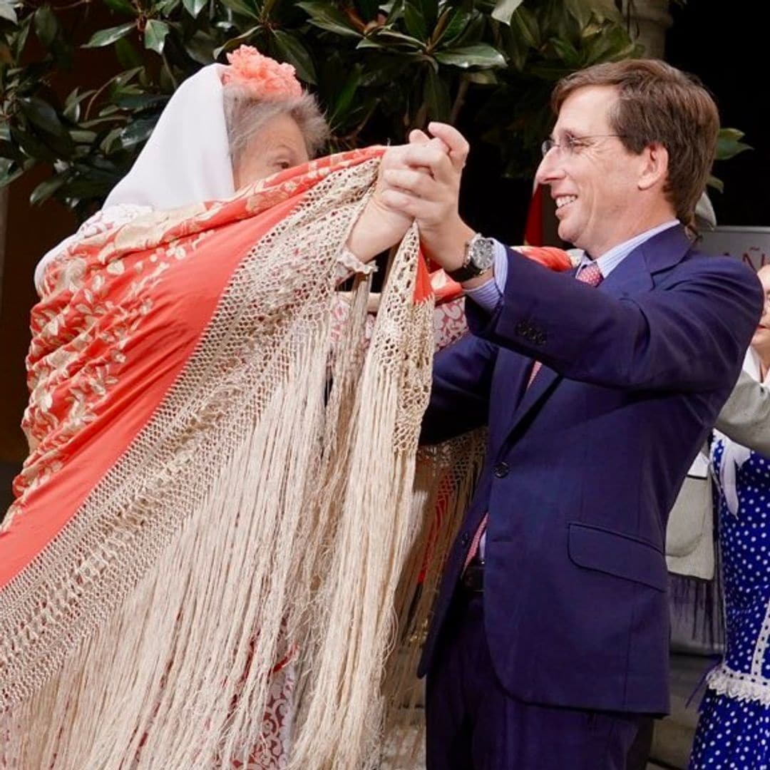 José Luis Martínez-Almeida se anima de nuevo a bailar un chotis, dos años después de su boda, pero esta vez sin Teresa Urquijo