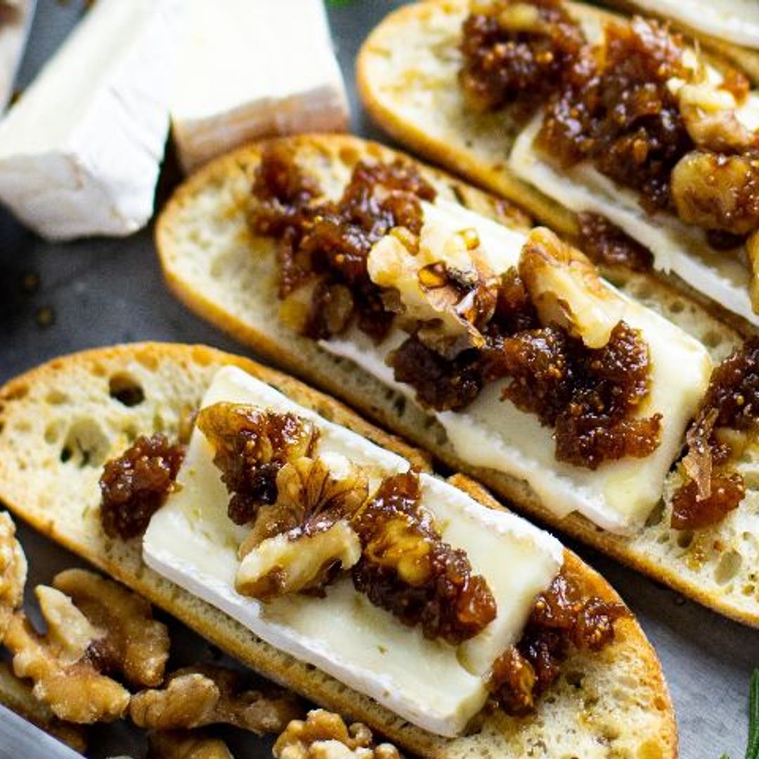 'Crostini' con 'brie' y mermelada de higos y nueces