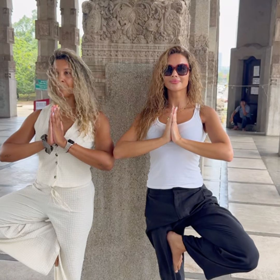 Lara Álvarez con una amiga en un templo de Sri Lanka