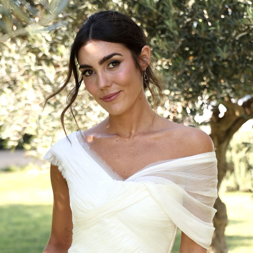 PRIMICIA. Anna Padilla, desvelamos los detalles del vestido de novia: aire romántico, juego de texturas y cola de tres pañuelos en muselina de seda