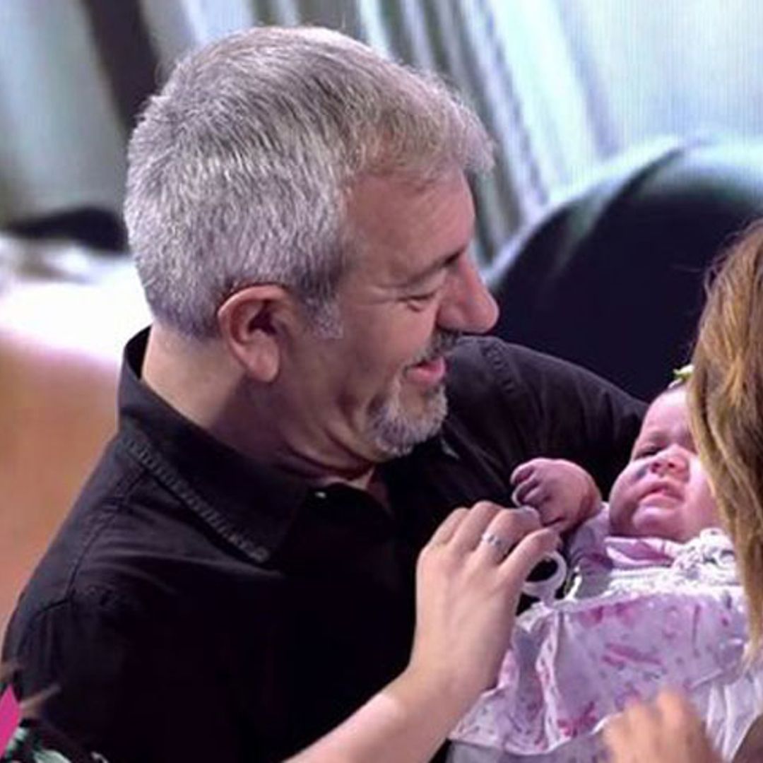 Carlos Sobera se emociona al conocer al primer bebé de 'First Dates'