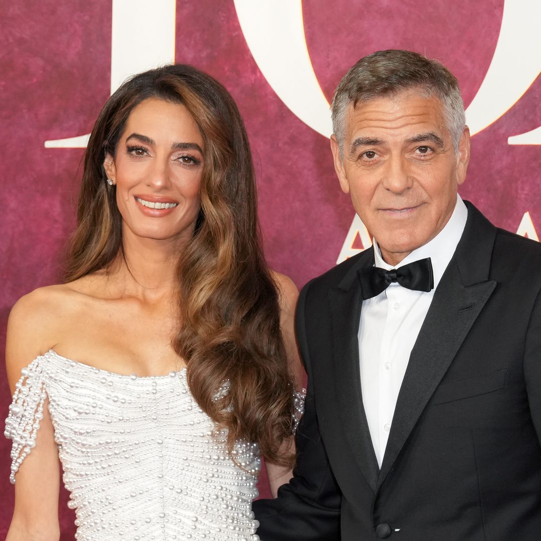 Amal y George Clooney deslumbran como la pareja más elegante de los Tony Awards 2025