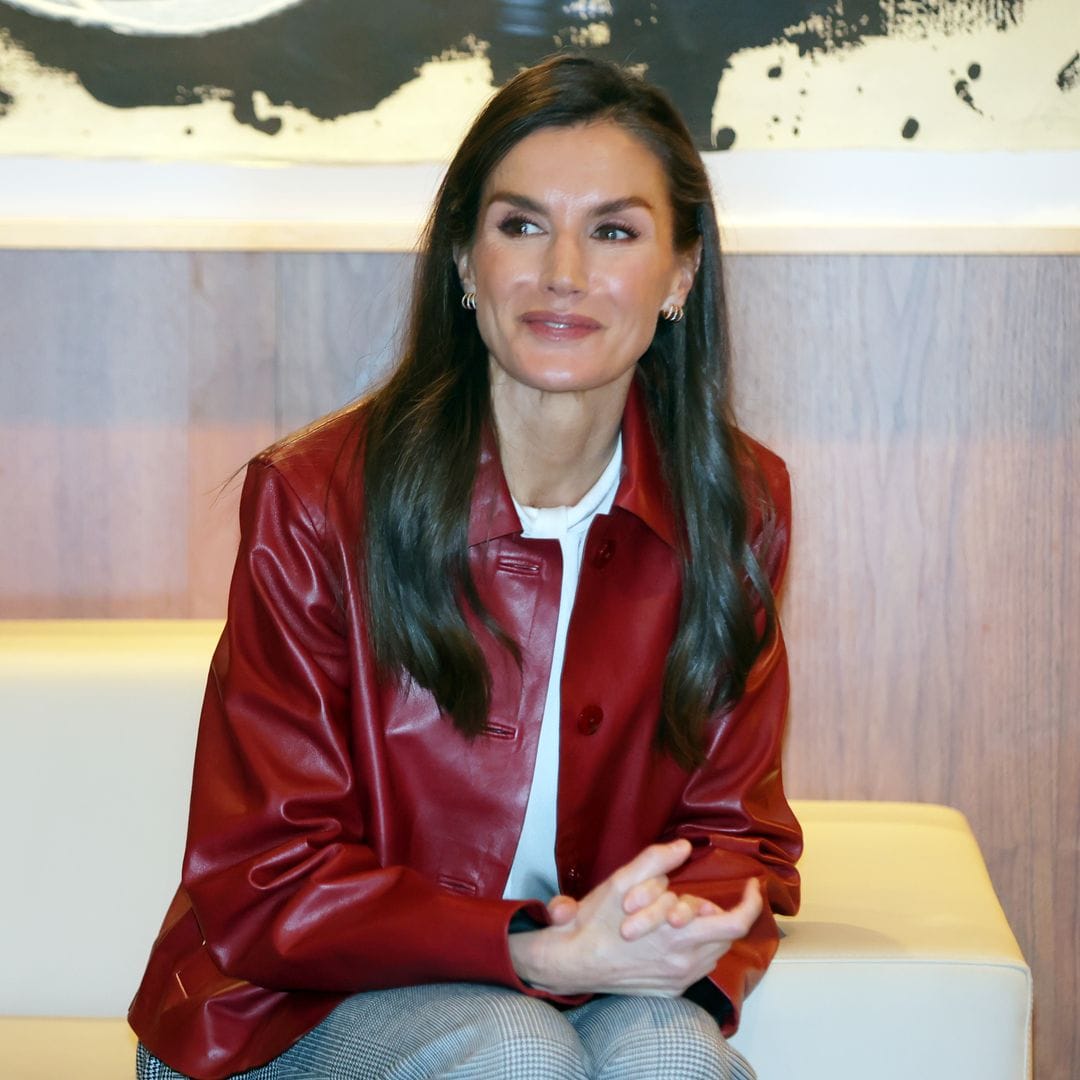 La reina Letizia recupera la chaqueta de cuero roja que vuelve a Mango este invierno con pantalones 'flare' de cuadros