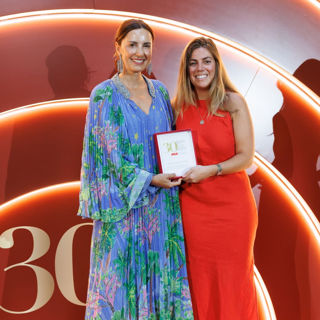 Mónica de Tomás entrega el premio a Teresa Hernández - Sales & Marketing Manager de Finca Cortesin Hotel Golf & Spa, Casares, Málaga