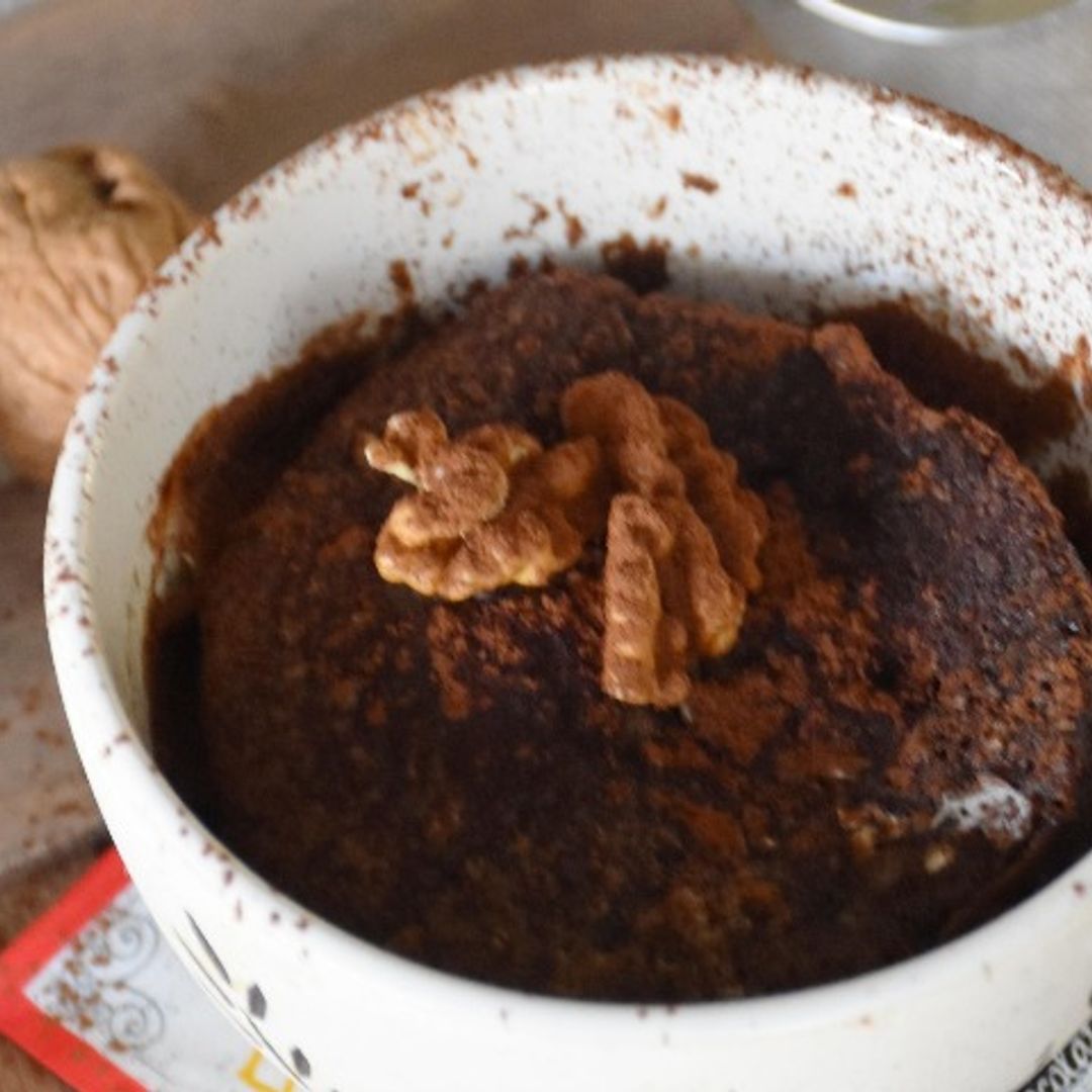'Mug cake' de moca, cacao y nueces