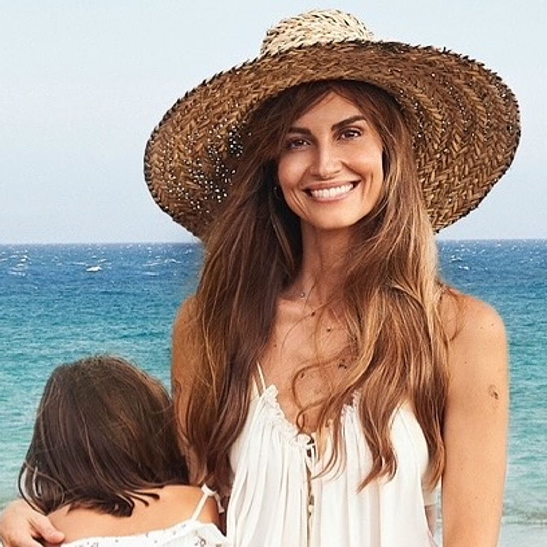 Ariadne Artiles, impresionante en las playas de Fuerteventura con sus hijas: el vídeo de su viaje en familia