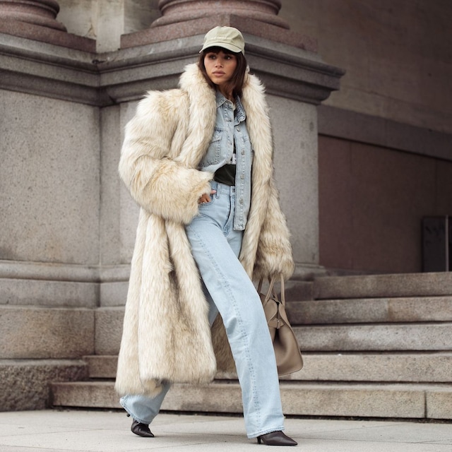 Look de street style con doble denim y abrigo