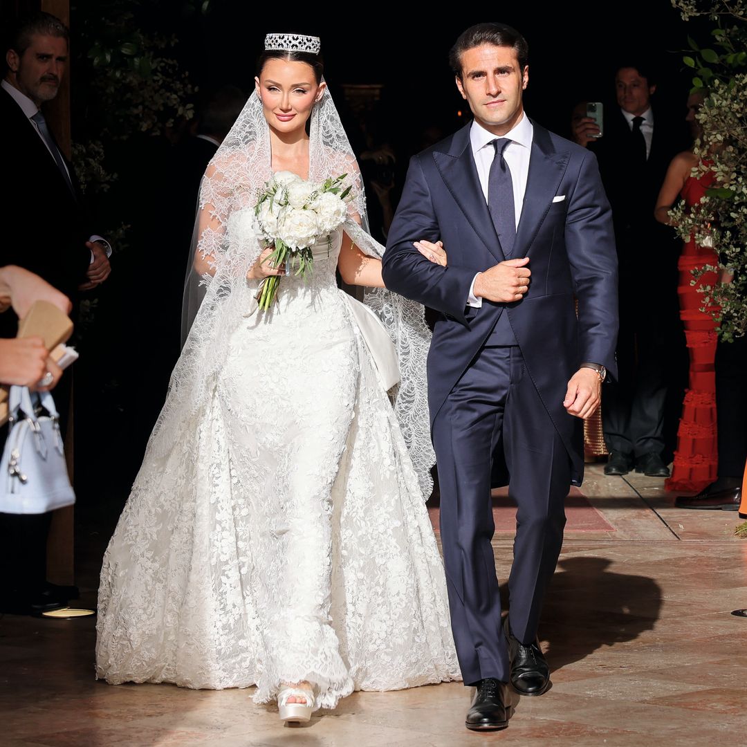 Carlota Cortina, nieta de Alicia Koplowitz, deslumbra con un vestido de novia de alta costura y una tiara de diamantes y oro blanco