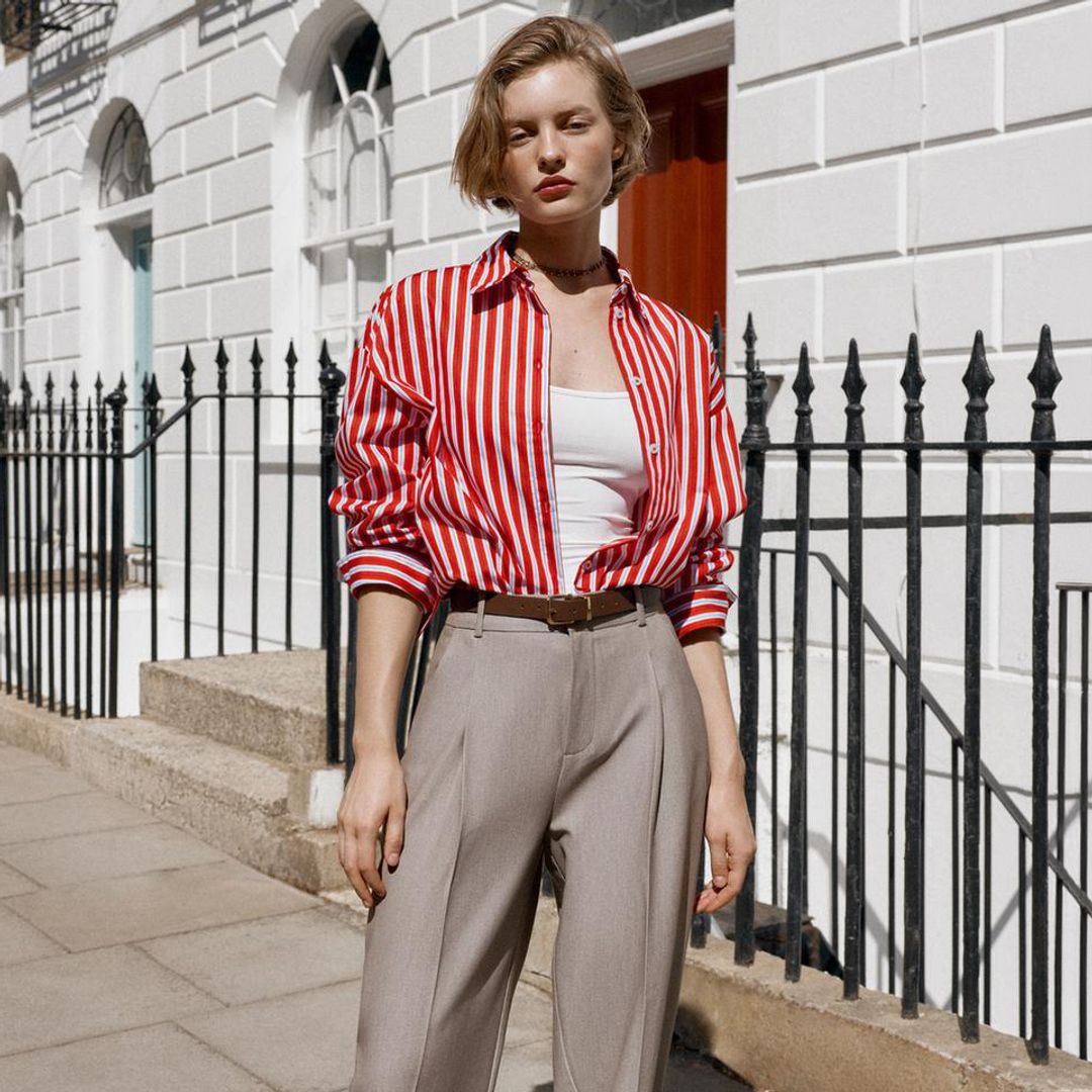 Pantalones de traje ligeros de Zara para ir a la oficina y en la ciudad en verano
