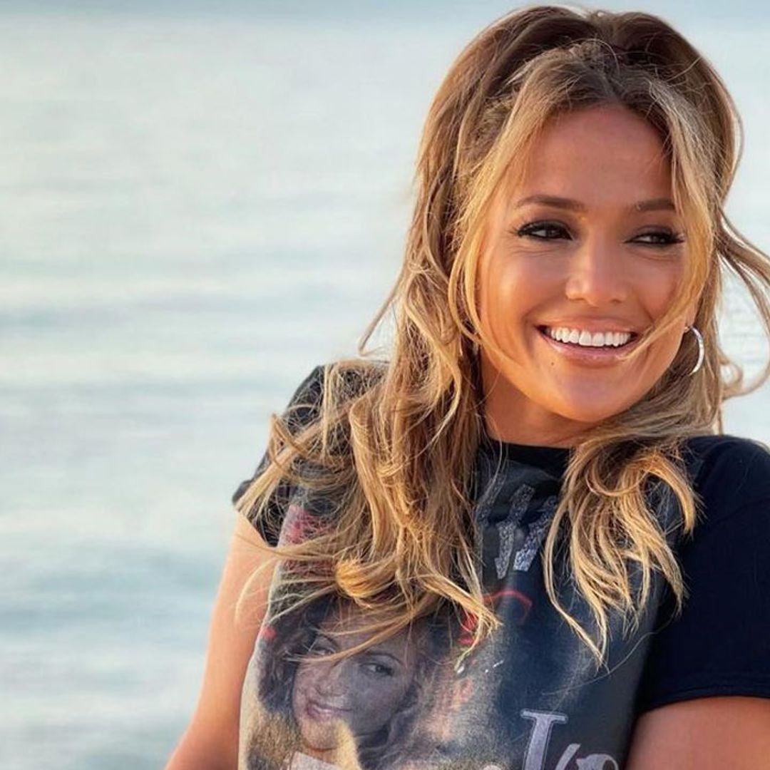 El truco de Jlo para unas 'piernas infinitas' con las sandalias de cuña que ¡ha diseñado ella!
