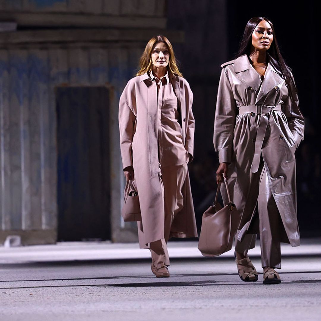 Carla Bruni y Naomi Campbell se reúnen de nuevo sobre la pasarela
