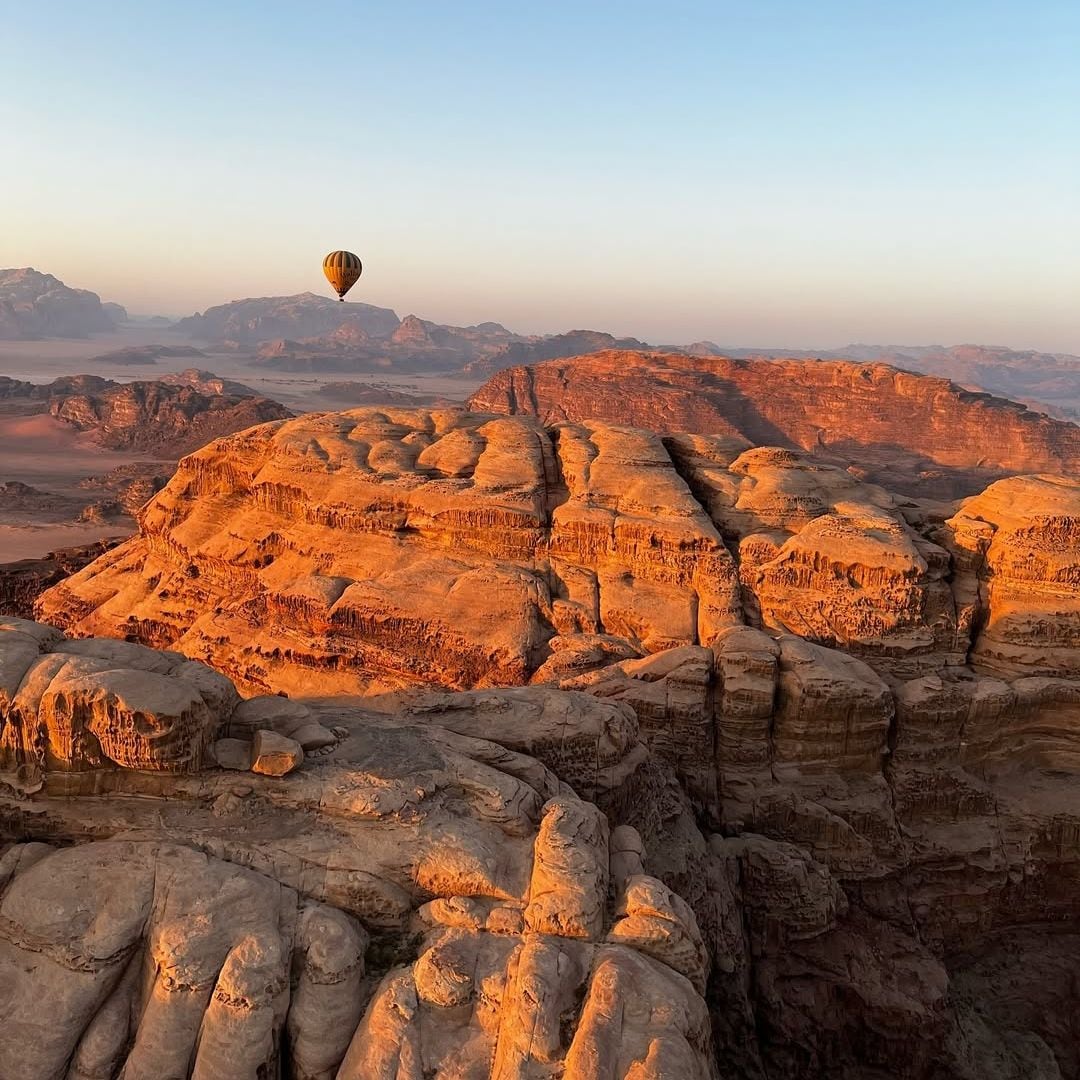 En globo sobre el desierto de Wadi Rum, Jordania.