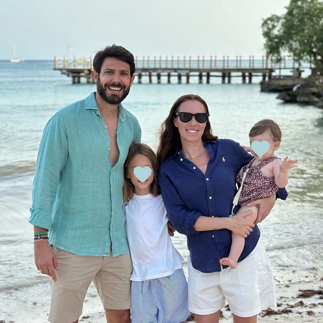 Carola Escámez con su marido y sus dos hijas