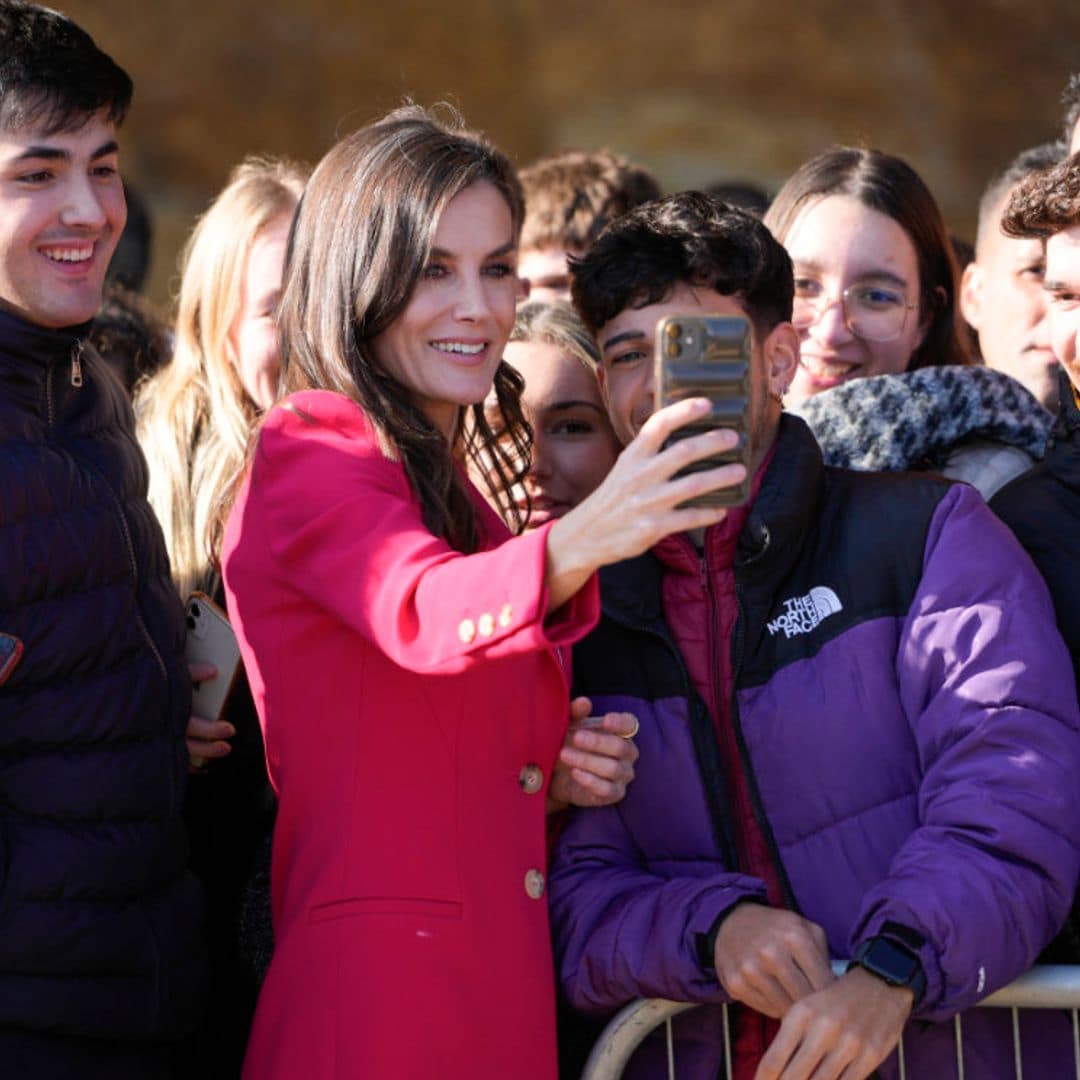 El paso de la reina Letizia por Lleida: muchos selfies, foto con Alfred García y un reencuentro artístico