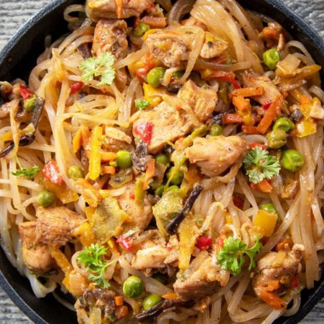 Wok de 'noodles' con verduras, pollo y setas 'shiitake'