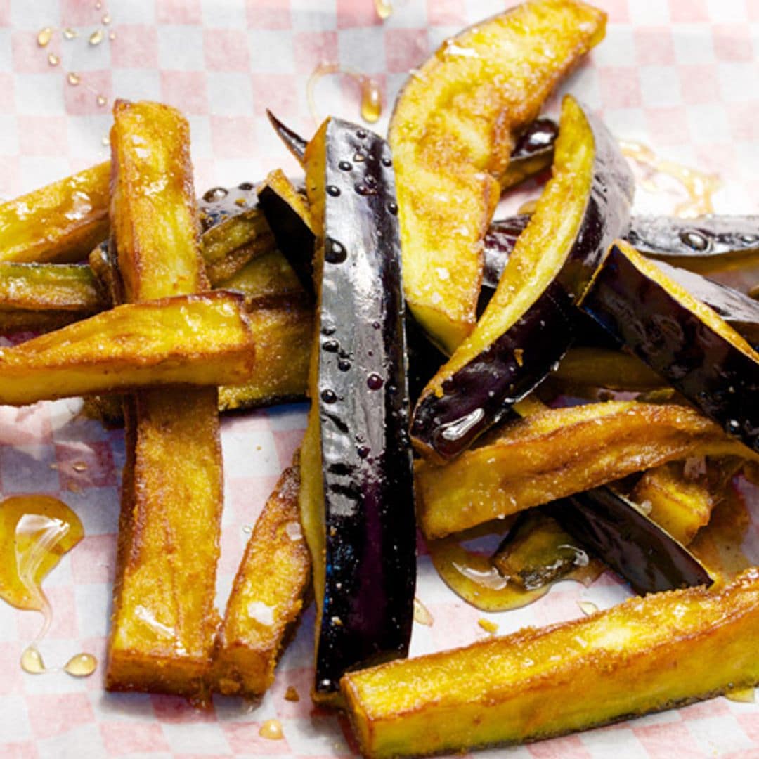 Bastones de berenjena con miel de caña